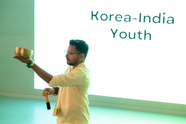Nikhil presenting at a Korea–India youth session